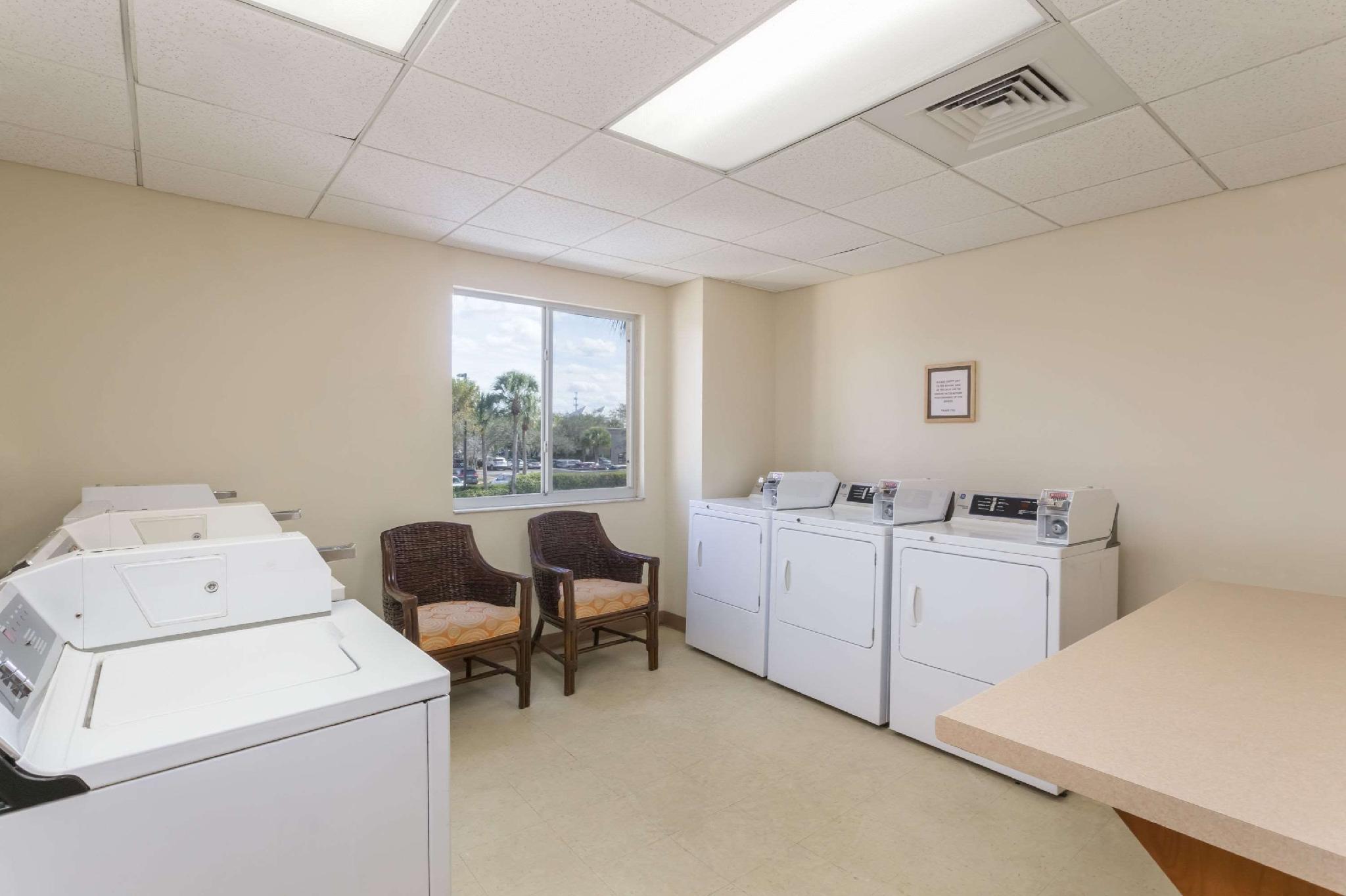Hawthorn Extended Stay By Wyndham Naples Exterior photo