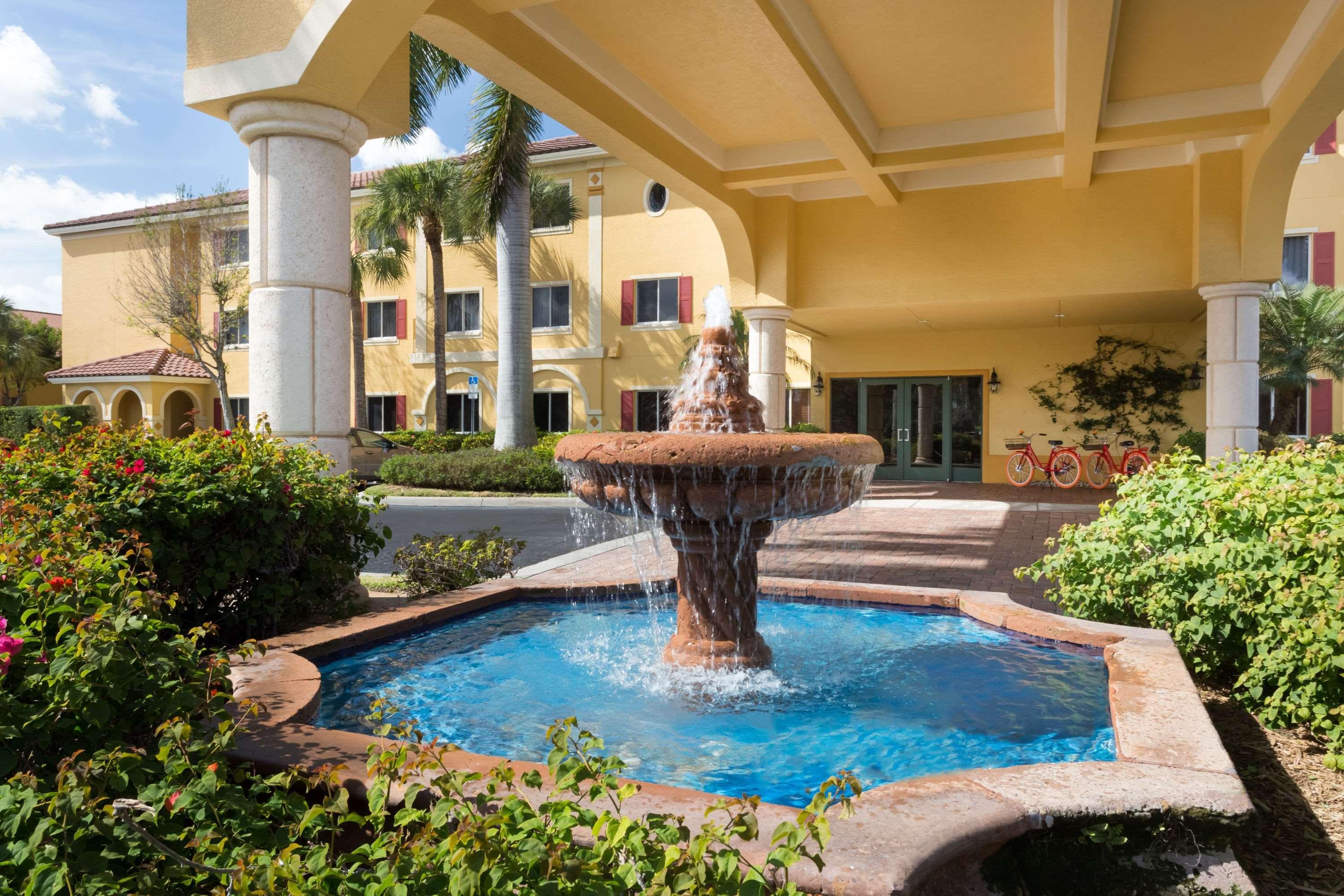 Hawthorn Extended Stay By Wyndham Naples Exterior photo